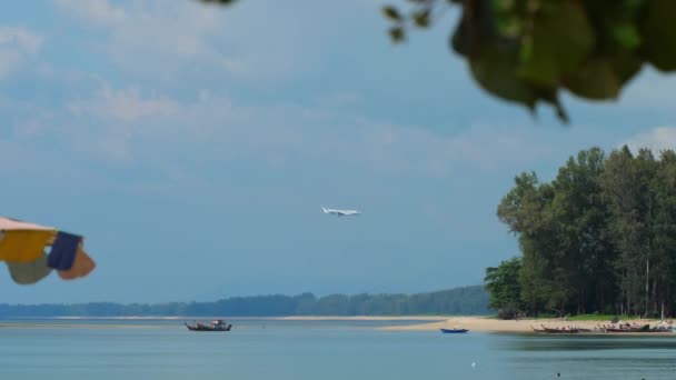 Επιβατικό Αεροπλάνο Προσγειώνεται Πάνω Από Την Παραλία Πάνω Από Ξαπλώστρες — Αρχείο Βίντεο