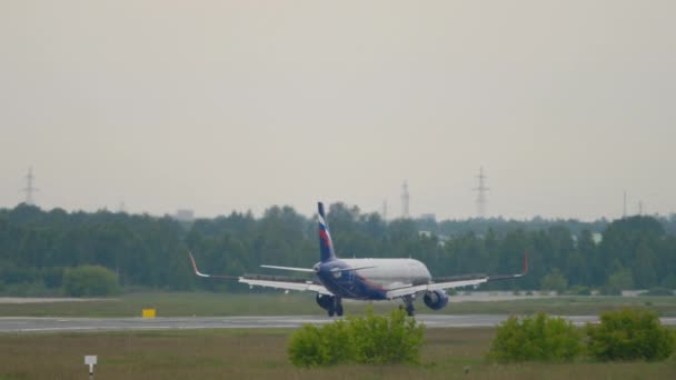 Novosibirsk Russian Federation Czerwca 2020 Samolot Aeroflot Kołowania Lotnisku Tolmachevo — Wideo stockowe