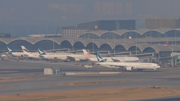 Гонконг Ноября 2019 Года Самолет Boeing 777 Cathay Pacific Taxiing — стоковое видео
