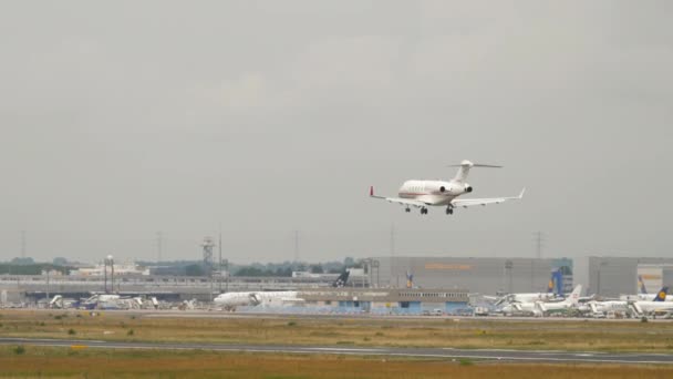 法兰克福 2017年7月20日 一架商务专机在法兰克福主要机场着陆 时间很长 庞大的现代化机场 机场和候机楼 — 图库视频影像