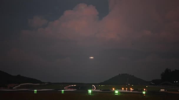 Geceleri Uçaklar Iniyor Akşam Karanlığında Pist Zaman Ayarlı Akşamları Bir — Stok video