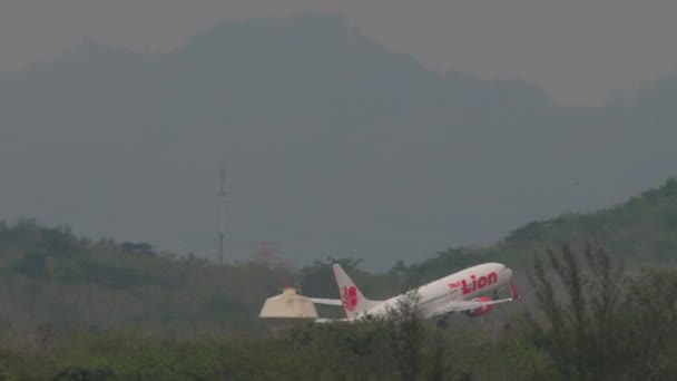 Phuket Thailand 2023年2月26日 一架泰国狮子客机在普吉机场起飞和爬升的长镜头 波音737在天空中 飞机要起飞了飞机起飞时间 — 图库视频影像