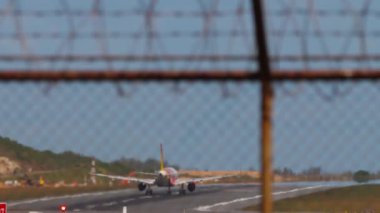 Uçak kalkıyor, tırmanıyor. Yolcu uçağının uzaktan görüntüsü. Uçak kalkıyor. Turizm ve seyahat kavramı