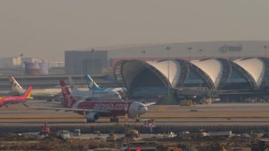 BANGKOK, THAILAND - 19 HAZİRAN 2023 Airbus A330, AirAsia 'dan HS-XTI Suvarnabhumi Havaalanı' nda kalkışa hazırlanıyor. Yolcu uçağı kalkıyor. AirAsia X Malezya Düşük maliyetli havayolu