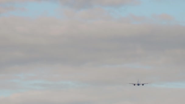 Longo Tiro Avião Passageiros Descolar Subindo Num Céu Nublado Partida — Vídeo de Stock