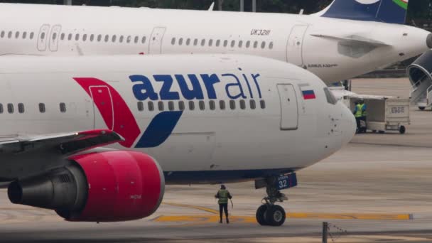 Phuket Thailand Ruari 2023 Flyg Och Flygplatspersonal Flygfältet Azur Airs — Stockvideo