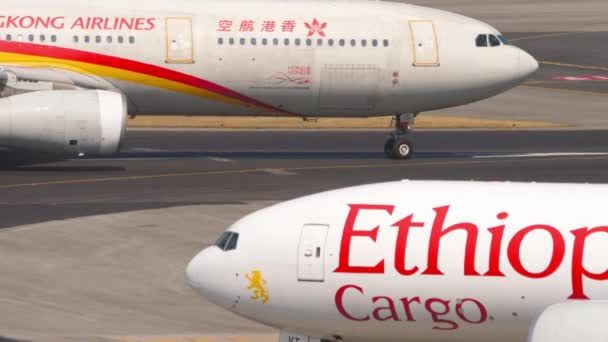 2019年11月10日 香港航空A330 Lno空中客车在香港机场滑行 侧视图 滑行道上的飞机埃塞俄比亚航空公司波音777前置宽体货机 — 图库视频影像