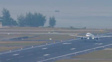 PHUKET, THAILAND - FEBRUARY 03, 2023: Air Astana iniş, dokunma ve frenleme yolcu uçağı, spoiler yukarı. Uçak geliyor. Turizm ve seyahat kavramı