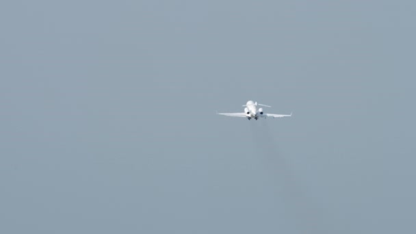 Avión Pasajeros Despegando Subiendo Vista Trasera Tiro Largo Salida Del — Vídeos de Stock