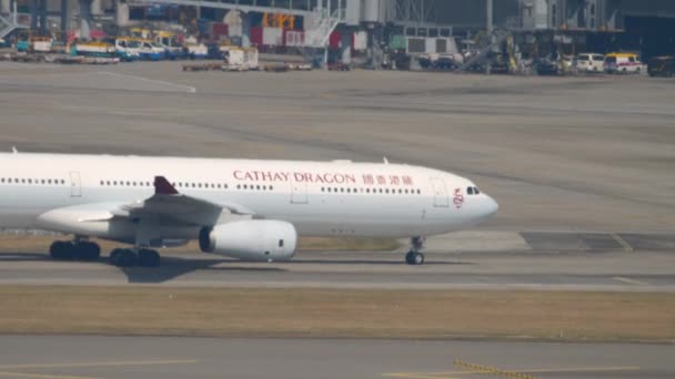 Hong Kong 2019 Airbus A330 Cathay Dragon Pojezdové Dráze Letišti — Stock video