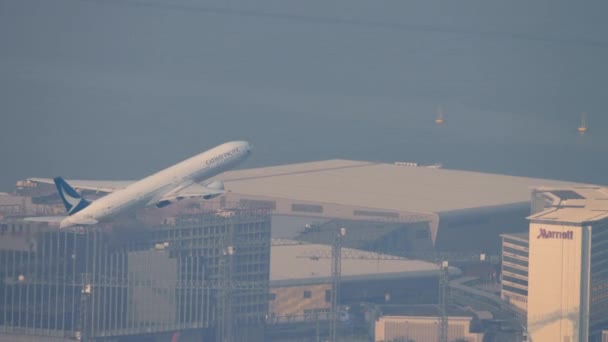 2019年11月9日 一架宽体波音777飞机在香港机场起飞和爬升 乘客航班起飞 侧视图 — 图库视频影像