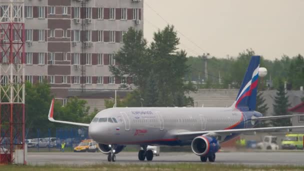 Novosibirsk Federação Russa Junho 2020 Aeroflot Plane Taxiing Terminal Tolmachevo — Vídeo de Stock