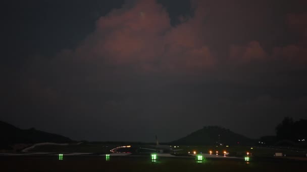 Aéroport Piste Nuit Éclairage Aérodrome Feux Atterrissage Plan Long Avion — Video