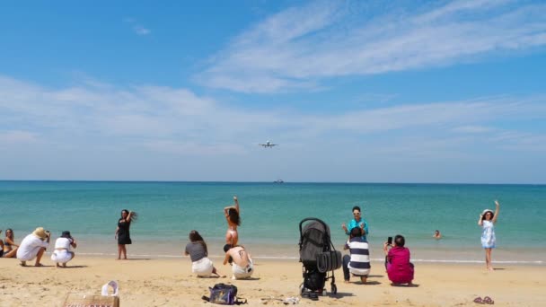 2023년 18일 공항에 상업용 비행기 비행기 관광객 해변에 내려가는 비행기 — 비디오