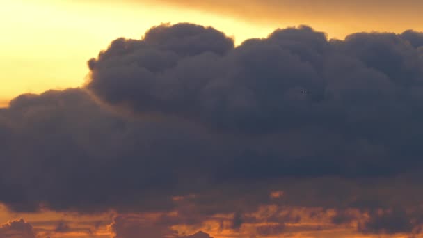 Ciemna Chmura Niebie Zachodu Słońca Sylwetka Samolotu Niebie Zbliżającego Się — Wideo stockowe