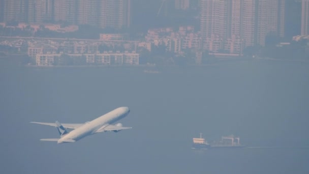 2019年11月9日 飞机飞越香港 国泰航空公司的威迪波音777飞机在香港机场起飞爬升 乘客航班起飞 侧视图 — 图库视频影像