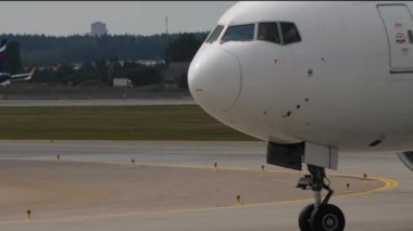 MOSCOW, Rusya Federasyonu - 30 Temmuz 2021: Yaklaşın, Nordwind Havayollarının Boeing 777 'si Sheremetyevo havaalanında pistte taksicilik yapıyor. Havaalanındaki uçak, yan görüş. Turizm ve seyahat kavramı.