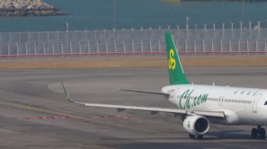 HONG KONG - 10 Kasım 2019: Airbus A320, Spring Airlines 'dan B-8647 Hong Kong Havaalanı' nda taksicilik. Uçağın taksideki görüntüsü. Turizm ve seyahat kavramı