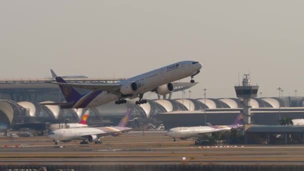 2023년 19일 항공의 비행기 777 Tkk는 수완나품 공항에서 출발합니다 광범위한 — 비디오