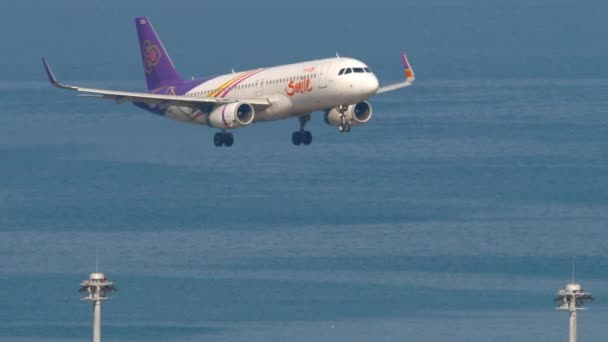 Phuket Thailand Şubat 2023 Tay Gülüşü Uçağı Phuket Havaalanına Iniyor — Stok video