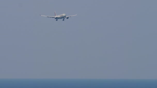 Phuket Thailand Φεβρουαριου 2023 Αεροσκάφη Της Qatar Airways Πλησιάζουν Την — Αρχείο Βίντεο