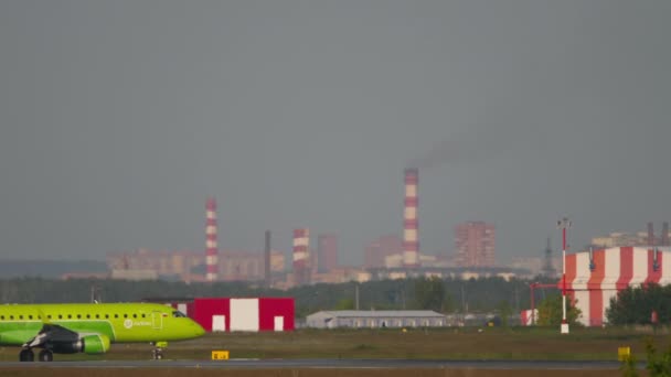 Новосибирск Российская Федерация Июня 2020 Года Пассажирский Самолет Embraer E170 — стоковое видео