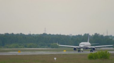 NOVOSIBIRSK, RUSYA FEDERASYONU - 10 Haziran 2020: Tolmachevo havaalanında Aeroflot havaalanı yolcu taşıyıcısı. Uçak iniyor. Havaalanında bir uçak var. Turizm ve havacılık kavramı