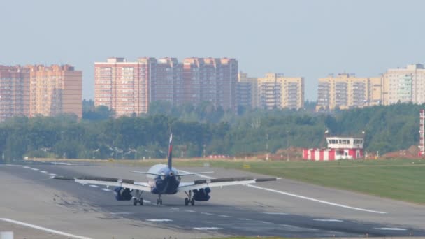 Freinage Avion Après Atterrissage Sur Piste Vue Arrière Des Images — Video