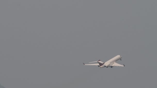 Stoupání Letadla Boční Pohled Odlet Cestujících Letoun Obloze — Stock video