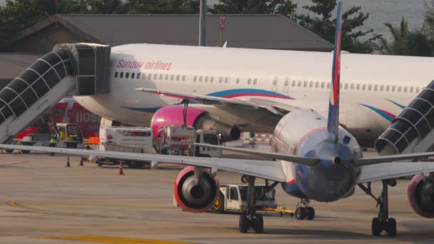 Phuket Thailand Fevereiro 2023 Vista Movimentada Aeroporto Com Aviões Veículos — Vídeo de Stock