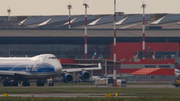모스크바 러시아 페더레이션 2021 셰레메티예보 공항에서 Airbridgecargo 비행기 747이 활주로에 — 비디오