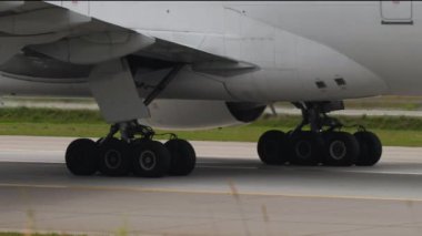 MOSCOW, Rusya Federasyonu - 30 Temmuz 2021: Nordwind havayollarından Boeing 777 Sheremetyevo havaalanı pistine iniyor. Şasiye yakın çekim. Havaalanındaki uçak. Seyahat kavramı.