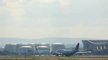 FRANKFURT AM MAIN, ALMANY - 20 Temmuz 2017: Boeing 747 of United Frankfurt havaalanında kalkışa hazırlanıyor. Güneşin altında Jumbo jet.