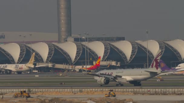 バンコク Thailand マルシェン2023 スワンナプーム空港に着陸した後 カタール貨物のボーイング777ブレーキ サイドビュー 到着する航空機のシネマティック映像 — ストック動画