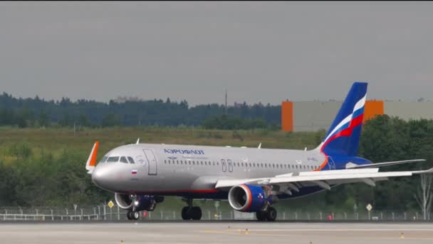 ロシア連邦航空宇宙局 July 2021 シェレメーエボ空港に到着するアエロフロートのVp Bll飛行機エアバスA320 着陸後の飛行機ブレーキ サイドビュー — ストック動画