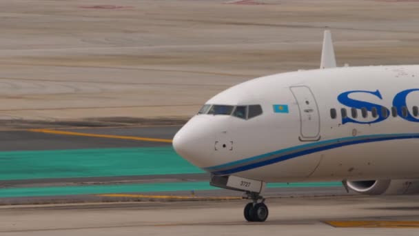 Phuket Thailand February 2023 Boeing 737 Max Scat Airlines Taxiing — Stock Video