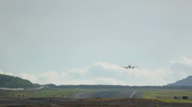 Düşük bir ihtimal, uçak inişi, pist manzarası. Jet uçağı iniyor.