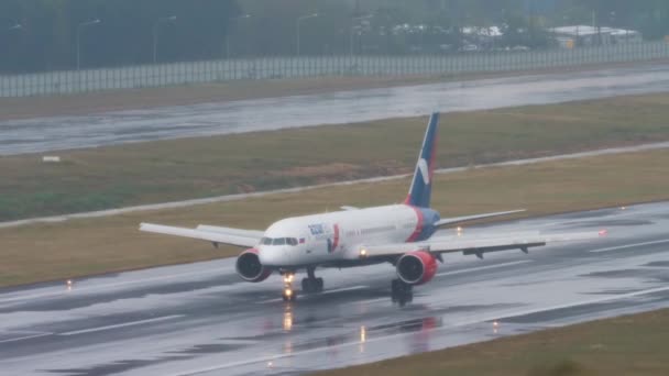 Phuket Thailand February 2023 Aircraft Azur Air Arriving Braking Wet — Stock Video