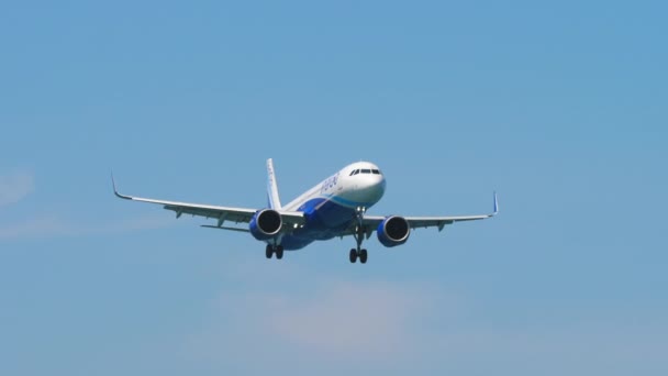 Phuket Thailand February 2023 エアバスA321 251Nx インディゴのVt Ildはプーケット空港に着陸に近づいています 青い晴れた空 サイドビューで飛ぶ飛行機 — ストック動画