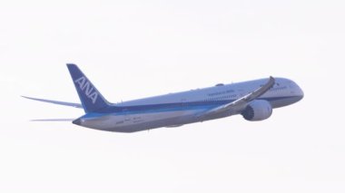 BANGKOK, THAILAND - 19 HAZİRAN 2023: Tüm Nippon Havayolları 'ndan Boeing 787 Dreamliner, JA900A havalandı. Yolcu uçuşu, yan görüş. Gökyüzünde bir uçak