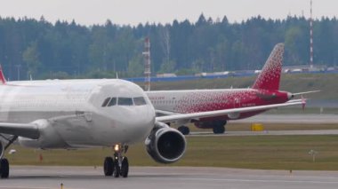MOSCOW, Rusya Federasyonu - 29 Temmuz 2021: Yolcu uçağı Airbus A321-211, Nordwind Havayolları VQ-BOD Sheremetyevo havaalanında taksicilik yapıyor. Taksideki uçaklar. Havaalanında ticari jet var.