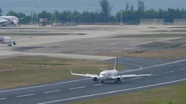 PHUKET, THAILAND - Şubat 03, 2023: Boeing 737 MAX, Batik Air Malezya 'nın 9M-LRD' si Phuket Havaalanına geliyor, yan görüş. Yolcu uçağı pistte. Turizm ve seyahat kavramı