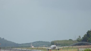 Tanınmayan bir üniforması olan yolcu uçağı hızlanır ve havalanır. Uçak tırmanışı. Arka manzara, uçak kalkışı.