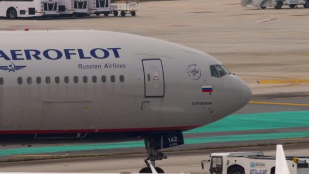 Moskva Ruská Federace Června 2021 Boeing 777 Aeroflotu Odtahuje Terminálu — Stock video
