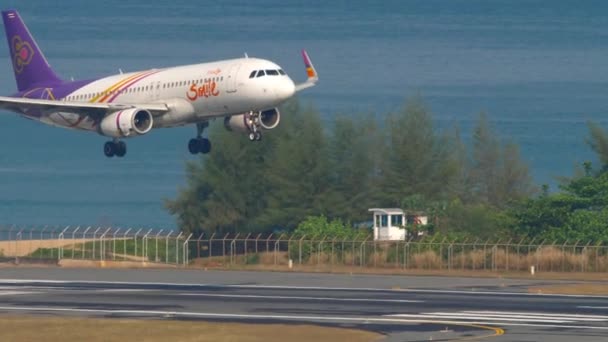 Phuket Tailandia Febrero 2023 Avión Sonrisa Tailandesa Acercándose Aterrizaje Tocando — Vídeo de stock