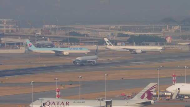 Hongkong November 2019 Großraumflugzeug Boeing 777 Cathay Pacific Beim Rollen — Stockvideo