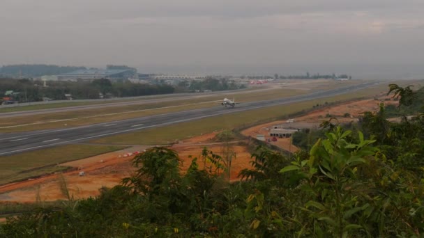 Huket Tajlandia Luty 2023 Dalekie Ujęcie Samolotu Salamair Startuje Lotnisku — Wideo stockowe