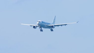 PHUKET, THAILAND - FEBRUARY 04, 2023: Airbus A330, GullivAir 'in İniş pisti Phuket havaalanına yaklaşıyor. Uçak uçakları, yan görüş. GullivAir Bulgar Havayolları. Turizm ve seyahat kavramı