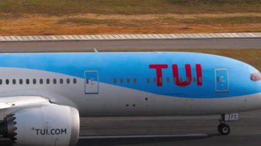 PHUKET, THAILAND - 19 Şubat 2023: Yolcu jeti Boeing 787 Dreamliner, SE-RFZ TUI Fly havaalanından kalkış. Uçak kalkış için hızlanıyor. Turizm ve seyahat kavramı
