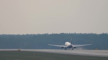 Tanımlanamayan üniformalı jet yolcu uçağı kalkıyor, dikiz manzaralı. Uçak kalkıyor. Seyahat kavramı.